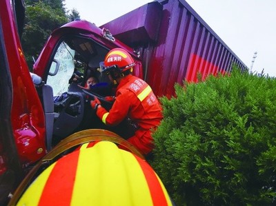 常德突发交通事故 小货车追尾快递挂车 消防医疗紧急联动救援
